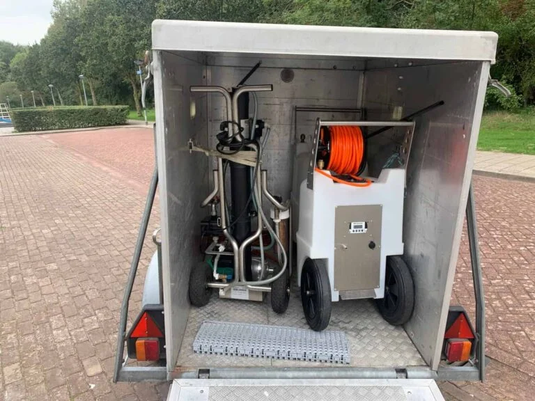 Glazenwassersaanhanger met telewash systeem